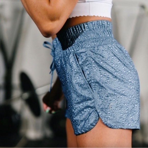 ZYIA Pants - ZYA Active Shorts Womens Medium
Blue Steel Bubbles Hi Rise Bomber Shorts